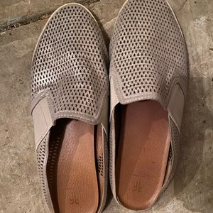 Super cute and comfy Frye slip on shoes. Size 11.